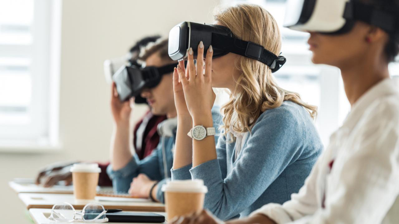 Découvrez comment utiliser les technologies de réalité virtuelle pour la formation en entreprise en profitant des nouvelles technologies.